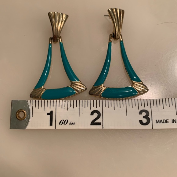 Vintage 1980’s post-back gold tone and green dangle earrings w/geometric lines. - Picture 2 of 4